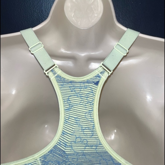 Under armor sports bra. Size medium. - Picture 6 of 7